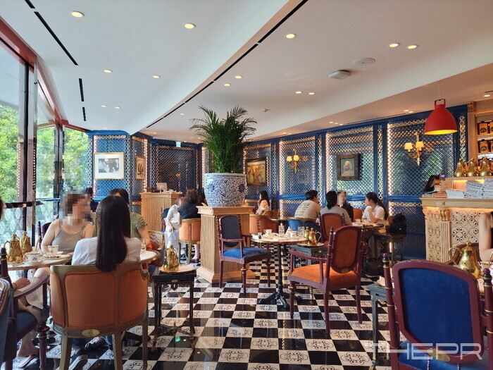 2층 매장 전경. 2층 ‘커피룸’에서는 200여 가지의 아라비카 원두커피와 함께 디저트, 브런치, 메인 요리, 와인 등을 경험할 수 있다. 모로칸 케프타 미트볼, 마라케시 치킨 샐러드 등 해외 매장에서 판매하는 메뉴와 한국인들의 입맛에 맞춰 개발한 버터 전복 리조토 등을 즐길 수 있다. 사진=김병주 기자.