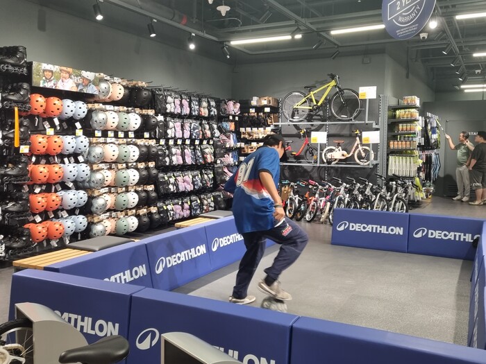 한 고객이 데카트론 매장에서 축구공을 가지고 드리블을 하고 있다. 사진=김민지 기자