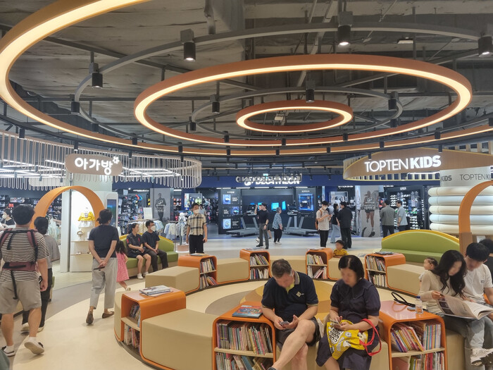 2층에는 키즈 패션브랜드 매장과 연결된 25평 규모의 키즈그라운드가 꾸려졌다. 사진=김민지 기자