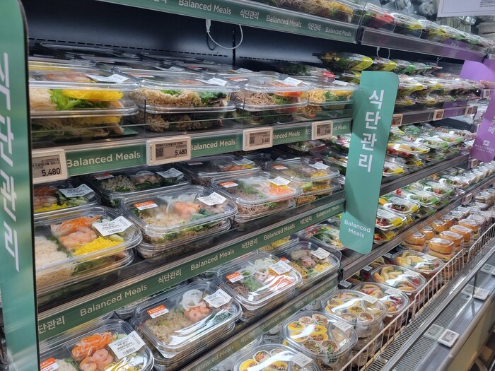 지하 1층 식품 매장 ‘식단관리’ 코너에 샐러드 상품이 비치돼있다. 사진=김민지 기자
