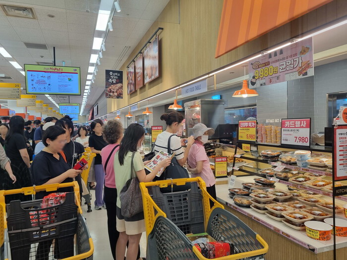 고객들이 줄을 서서 ‘어메이징 완벽 치킨’을 기다리고 있다. 사진=김민지 기자