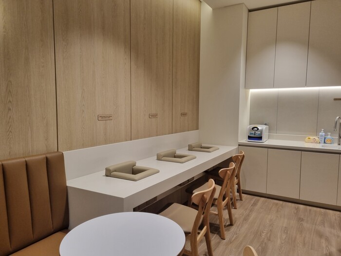 유아휴게실에 아이 이유식을 먹일 수 있는 전용테이블이 마련돼 있다. 사진=김민지 기자