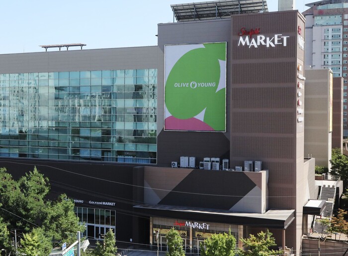 이마트 로고 간판 대신 스타필드 마켓 간판이 붙은 모습. 사진=이마트 제공