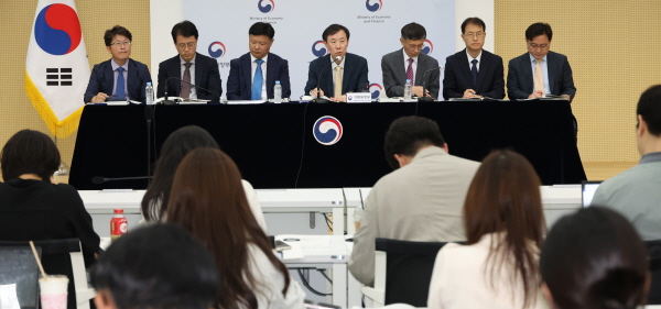 정정훈 기획재정부 세제실장이 7월 22일 세종시 정부세종청사에서 2024년 세법개정안 주요내용을 설명하고 있다. 뉴시스