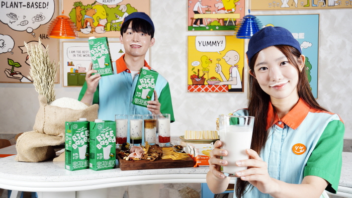 7월 19일 서울 강남구 삼성동 유아왓유잇 코엑스점에서 모델들이 국산 가루쌀, 현미유 등 100% 식물성 원료료 만든 ‘유아왓유잇 식물성 라이스 베이스드’와 슈퍼푸드 귀리와 고단백 견과류 캐슈넛 등으로 만든 ‘유아왓유잇 식물성 체다향 치즈 슬라이스’를 소개하고 있다. 사진=신세계푸드 제공.