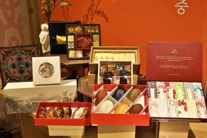 롯데백화점은 프리미엄 디저트 라인이 포함된 추석 선물세트를 마련했다. 사진=롯데백화점 제공