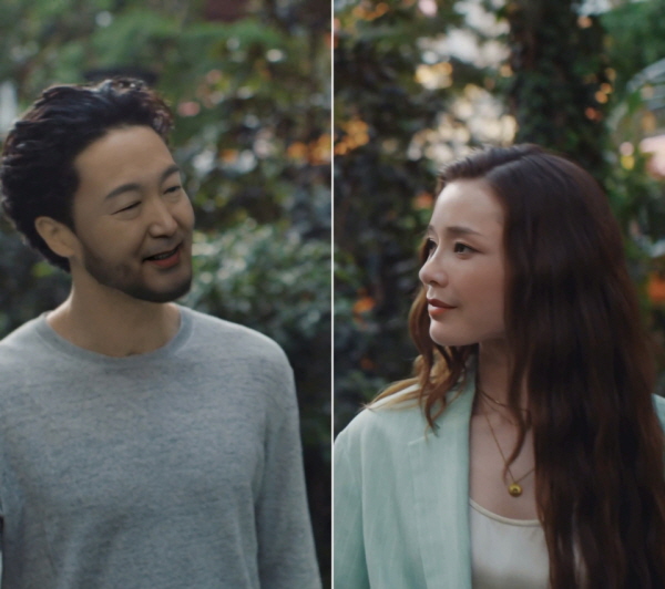 대통령 부부의 증명 사진을 소스로 합성한 10번 클립 일부 캡쳐 모음. 합성의 싱크로율이 매우 높다.