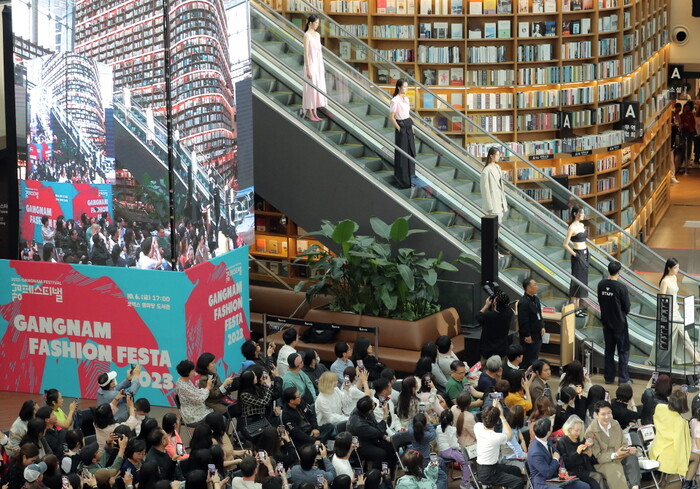 2023년 10월 6일 오후 서울 강남구 스타필드 코엑스몰 별마당 도서관에서 '강남 패션 페스타' 로드 패션쇼가 진행되고 있다. 2023 강남페스티벌 일환으로 열린 이번 패션쇼에는 국내외 대표 디자이너들과 전문모델들이 참여했다. 뉴시스