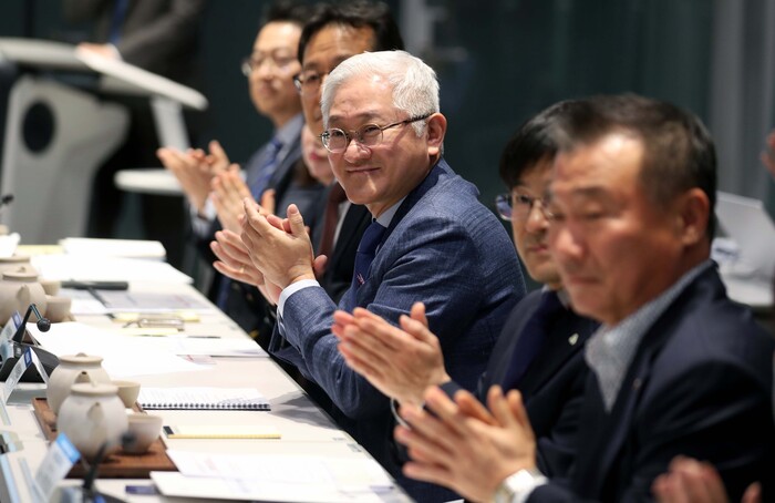 서경배(가운데) 아모레퍼시픽 회장. 사진=뉴시스