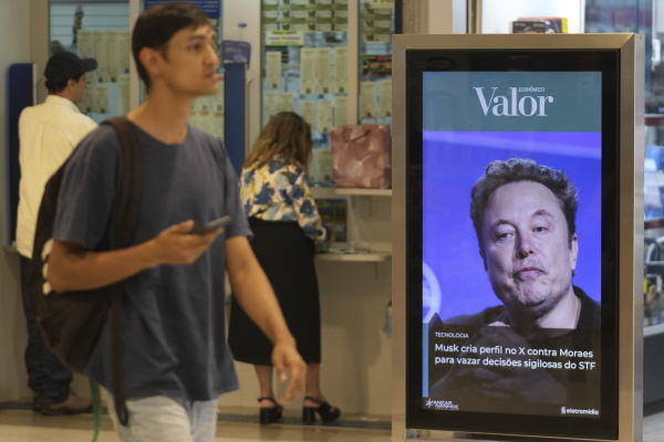 9월 2일 브라질 수도 브라질리아의 한 쇼핑 센터 광고판에 엘론 머스크 사진이 나오고 있다. AP/뉴시스