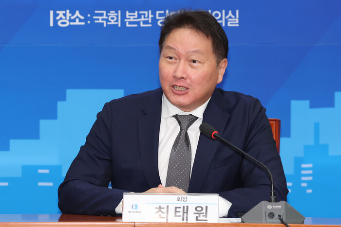 최태원 SK 회장 겸 대한상공회의소 회장이 지난 5일 오후 서울 여의도 국회에서 열린 경제활성화를 위한 더불어민주당-대한상공회의소 민생경제 간담회에서 발언하고 있다. 사진=뉴시스