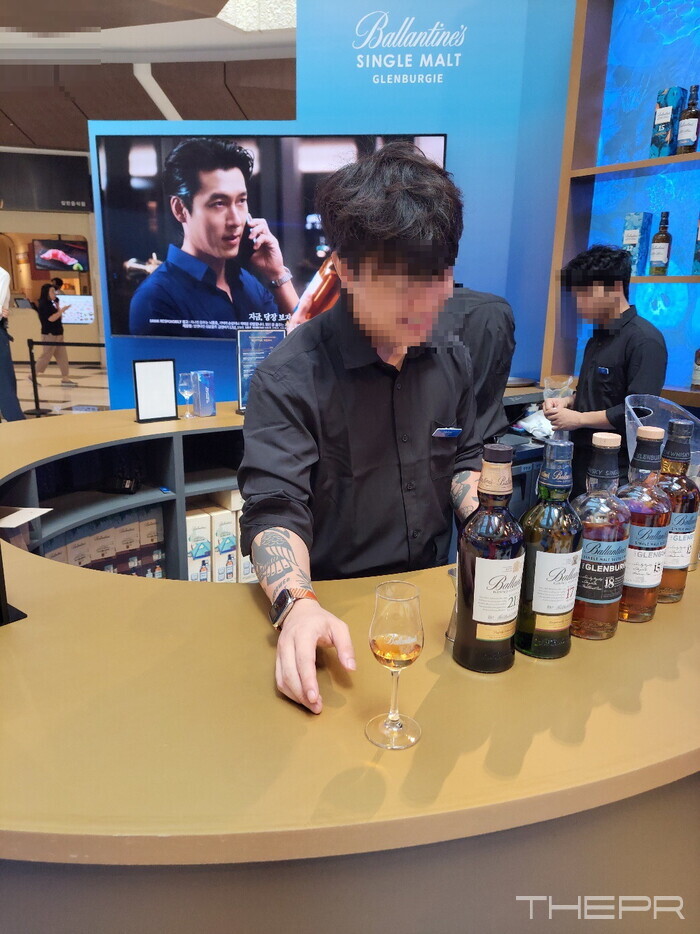 현장 직원이 기자가 주문한 발렌타인 싱글몰트 글렌버기 18년(니트)를 내어주고 있다. 사진=김병주 기자.