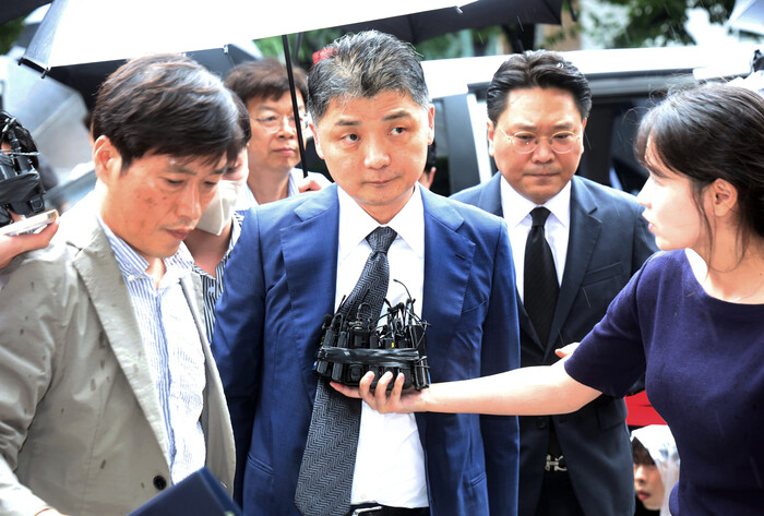 카카오 창업주 김범수 경영쇄신위원장이 지난 7월 22일 오후 서울 양천구 서울남부지방법원에서 열리는 구속 전 피의자 심문(영장실질심사)에 출석하고 있다. 사진=뉴시스.