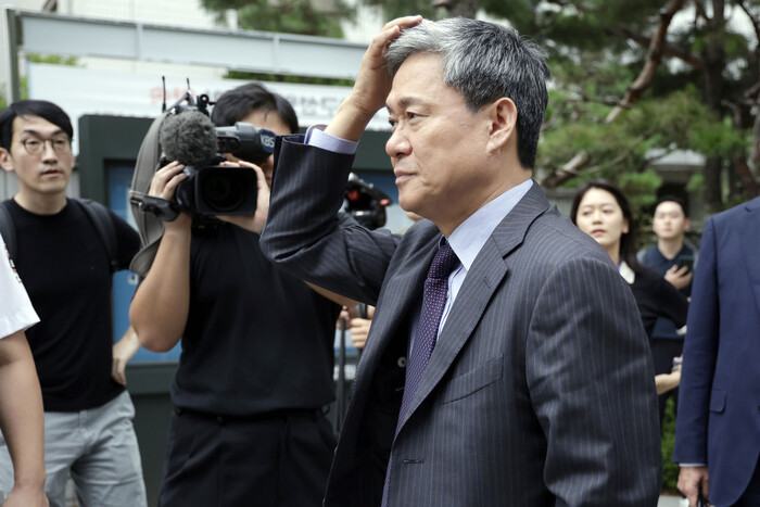 김성수 전 카카오엔터테인먼트 대표가 11일 서울 양천구 서울남부지방법원에서 열린 SM 시세조종 혐의 공판을 마치고 법원을 나서고 있다. 사진=뉴시스.