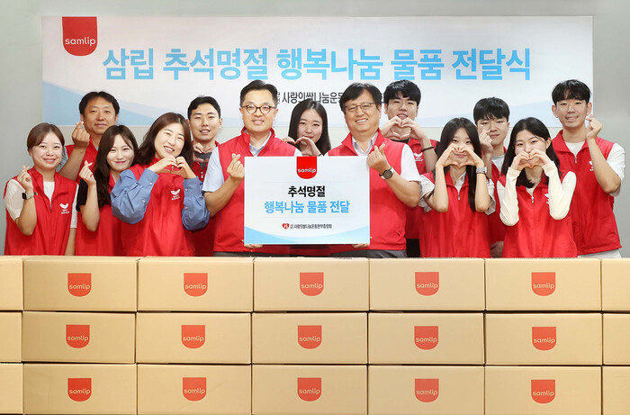 12일 양재동 SPC1945에서 진행된 ‘사랑의 빨간밥차 기부 행사'에서 SPC삼립 경재형 부사장(중앙 우측), 정기성 상무(중앙 좌측)와 임직원들이 기념 촬영을 하고 있다. 사진=SPC 삼립 제공.