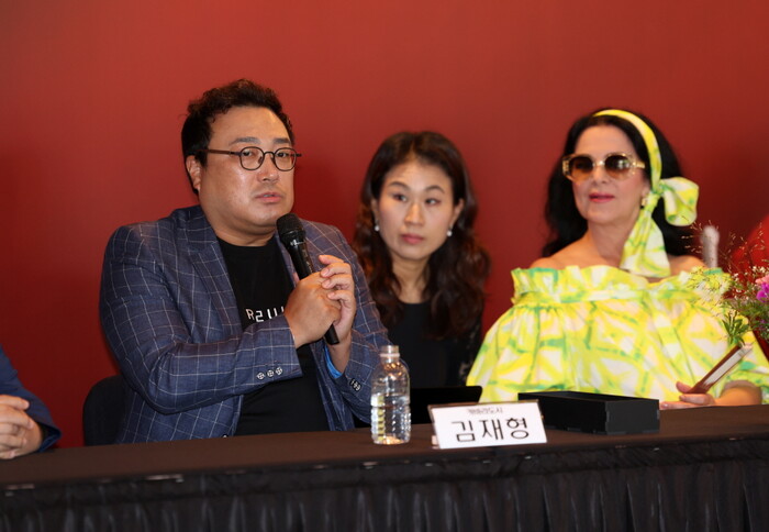 8월 30일 오후 서울 종로구 세종문화회관에서 열린 서울시오페라단 주최 오페라 토스카 제작발표회에서 카바라도시역의 김재형이 소감을 밝히고 있다. 맨 오른쪽에서 그 모습을 바라보는 토스카 역의 소프라노 안젤라 게오르규. 사진=뉴시스