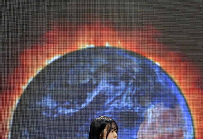 9월 19일 서울 서대문구 유플렉스 앞 스타광장에서 그린피스 서울사무소가 세대간 기후 불평등 가속화, 폭염으로 인한 전기 요금 부담 폭증 등을 규탄하는 퍼포먼스를 하고 있다. 사진=뉴시스.