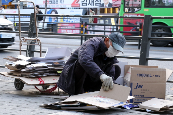 4월 1일 오후 서울 도봉구 쌍문역 인근에 제22대 국회의원 선거 서울 도봉갑에 출마한 후보자들의 현수막이 걸려 있는 가운데 한 노인이 폐지를 줍고 있다. 뉴시스