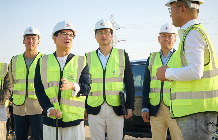 CJ그룹 이재현 회장(왼쪽)이 지난 4일 사우디아라비아 리야드를 찾아 CJ대한통운 글로벌권역센터(GDC) 건설 현장을 점검하고 있다. 사진=CJ그룹 