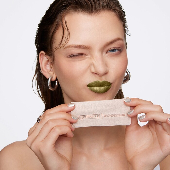 치폴레와 원더스킨은 7월 31일 아보카도의 날을 맞아 콜라보 캠페인으로 한정판 립스테인을 선보였다. 녹색 립스테인을 입술에 바른 후 동봉된 특수 스프레이를 뿌리면 벗겨지는데 촉촉한 장미빛 입술을 연출할 수 있다. 사진=