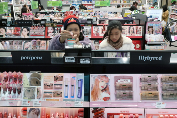 2023년 12월 7일 오후 서울 중구 명동 올리브영 플래그십 매장에서 시민들, 관광객이 뷰티용품을 살펴보고 있다. 뉴시스