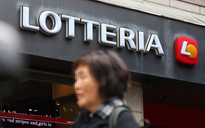 롯데GRS가 운영하는 롯데리아는 8월 8일부로 버거류 20종 2.2% 인상 등 일부 제품 판매가를 조정했다. 롯데리아 측은 "배달 플랫폼 주문 유입 시 배달 수수료·중개료·배달비 등 제반 비용이 매출 대비 평균 약 30%를 차지하고 있다"며 "무료 배달 서비스 도입으로 향후 발생하는 가맹점들의 비용 부담이 더욱 가중될 것으로 예측돼 수익성 악화가 예상 된다"는 입장이다. 사진은 8월 7일 서울 시내 한 롯데리아 매장 모습. 사진=뉴시스.