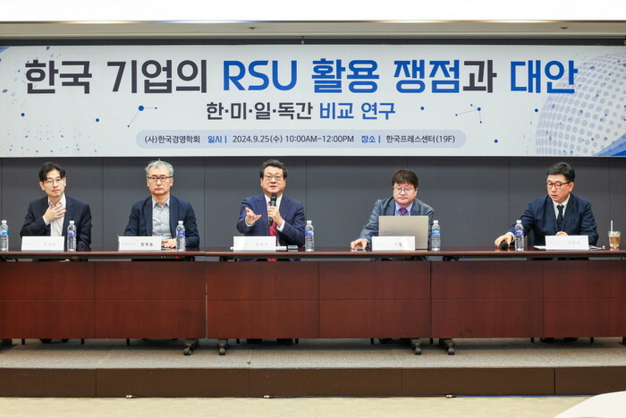 세미나 패널토론. 왼쪽부터 권세원 이화여대 교수, 양희동 차기 학회장, 김재구 전 학회장, 이정현 명지대 교수, 이영달 뉴욕시립대(CUNY) 방문교수