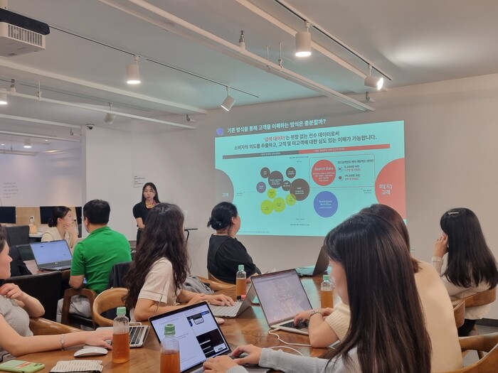 어센트코리아는 9월 26일 ‘리스닝마인드 데이터 인사이트 클럽’ 세미나에서 ‘한국·일본 뷰티’를 주제로 각국의 소비자 검색 여정을 비교하는 발표를 진행했다.