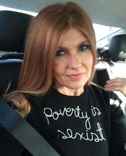 '빈곤은 성차별적이다(Poverty is Sexist)'라고 쓰인 링구아 프랑카 옷을 입은 배우 코니 브리튼. 사진=Connie Britton 인스타그램 공식 계정 캡처.