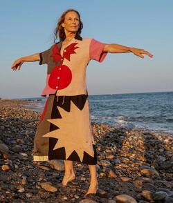 사이키델릭한 블룸즈버리 그룹의 패션을 떠올리게 하는 링구아 프랑카 2025 봄 시즌 컬렉션. 사진=링구아 프랑카 제공.