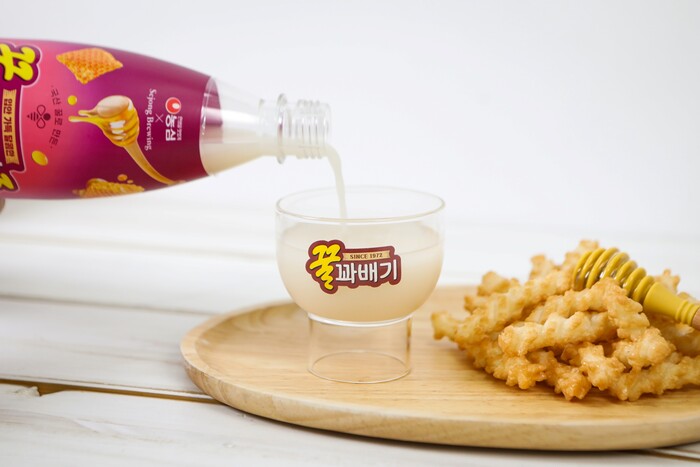 농심 엔스타트 4기팀인 '전통주 추진팀'이 막걸리 양조장 '조은술세종'과 협업해 7월 10일 CU 편의점을 통해 선보인 '꿀꽈배기맛주'. 해당 제품은 동반성장위원회에서 주관하는 ‘상생컨소시엄 기획사업’에 참여, 최종평가에서 1등을 받았다. 농심은 전통주 활성화를 위해 꿀꽈배기의 IP(지적재산권)을 공유하기로 했다. 사진=농심 제공.