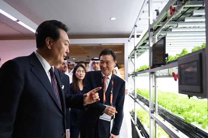 2023년 10월 24일 카타르를 국빈 방문한 윤석열 대통령이 도하 알 비다 공원에서 열린 국제원예박람회 한국관 개관식에 참석, 한국형 스마트 농업 전시관을 찾아 카타르와 수직농장 협력 프로젝트를 추진하고 있는 농심 이병학(오른쪽) 농심 대표이사 사장으로부터 스마트팜 원격제어 기술에 대한 설명을 들으며 대화 나누고 있다. 사진=뉴시스.