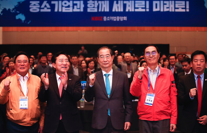 이번 포럼은 ‘2024 중소기업 리더스포럼’ 지난 5월 용산 대통령실 잔디마당에서 중소기업 글로벌화 지원을 위해 개최된 '대한민국 중소기업인대회'의 후속조치로 '중소기업과 함께 세계로! 미래로!'를 주제로 삼았다. 사진=뉴시스