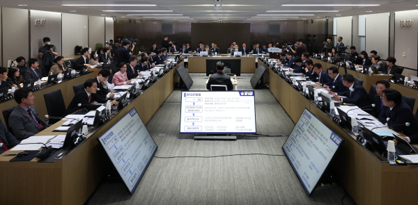 14일 서울 중구 한국은행 본부에서 열린 국회 기획재정위원회의 한국은행에 대한 국정감사. 뉴시스