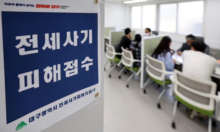 9월 30일 대구 북구 대구시청 산격청사 전세피해지원센터에서 전세사기 피해자들이 법률 상담을 받고 있다. 대구시는 이날부터 전세사기 피해자에게 최대 120만원의 생활 안정 금액을 지원하는 신청 접수를 받고 있다. 뉴시스