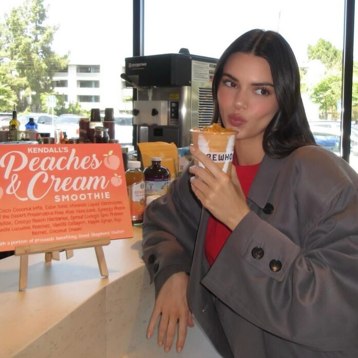 에러헌은  ‘켄달 제너의 피치&크림’, ‘헤일리 비버의 스트로베리 글레이즈 스킨’ 등 스타들의 이름을 내걸은 스무디 메뉴를 선보였다. 사진=에러헌 인스타그램 갈무리