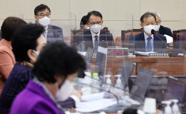 12일 오전 서울 여의도 국회에서 열린 보건복지위원회의 한국보건산업진흥원, 한국건강증진개발원, 대한적십자사, 국립중앙의료원, 한국의료분쟁조정중재원, 한국한의학진흥원, 의료기관평가인증원, 한국공공조직은행, 한국보건의료정보원, 대한결핵협회에 대한 국정감사에서 국정감사가 진행되고 있다. 뉴시스