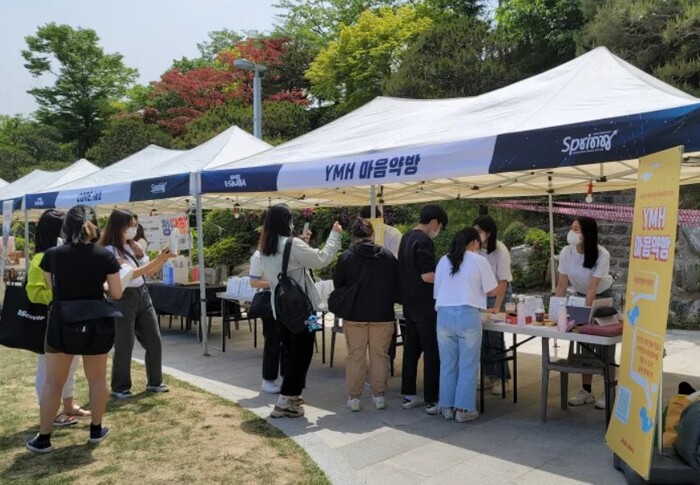 AIA생명이 2022년 5월 한 대학교 축제에서 소셜 엔터프라이즈 네트워크(SEN) 학생연합과 함께 청년 정신건강 증진 캠페인을 벌이고 있다. 사진=AIA생명 제공