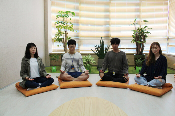 카카오 톡테라스에서 직원들이 아침 명상을 하고 있는 모습. 사진=카카오같이가치 제공.