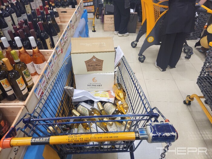 한 구매자의 쇼핑카트에 샴페인과 화이트 와인이 쌓여있다. 사진=김병주 기자.