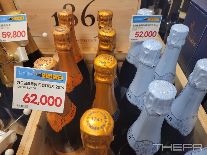 앙드레 끌루에 드림 빈티지 2016(좌측)과 2018(우측) 제품. '드림 빈티지'라는 단어는 해당연도의 포도 작황이 좋아 와인 품질이 더 좋다는 의미다. 사진=김병주 기자.