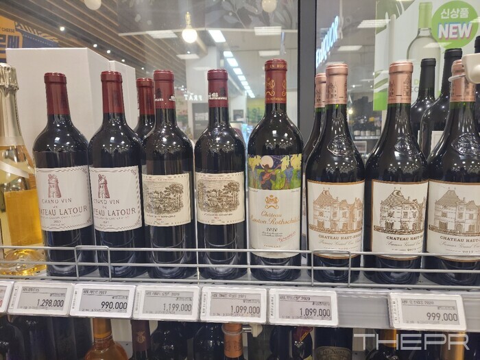 '줄서기 상품' 중 프랑스 5대 샤또 와인들이 비치되어있다. 이들은 와인장터 할인가격에도 100만원 전후의 가격을 형성하고 있었다. 좌측부터 샤또 라뚜르, 샤또 라피트 로칠트, 샤또 무똥로칠드, 샤또 오 브리옹 와인. 사진=김병주 기자.