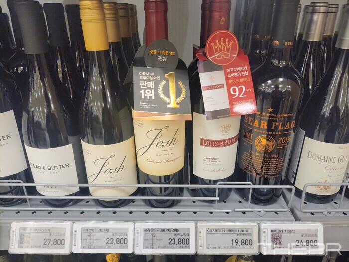 와인장터에서는 와규나 스테이크에 어울릴만한 와인 제품을 추천해주고 있다. 와규와 와인을 세트로 묶어파는 것은 아니다. 기자가 5만원대 이하 제품군에서 와규에 어울리는 제품으로 추천받은 미국 와인 ‘조쉬 셀라스 카베르네 소비뇽’. 사진=김병주 기자.
