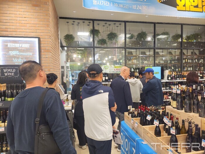 10월 18일 오전 10시, 이마트 청계천점 와인장터 행사 코너에서 프리미엄급 와인인 '줄서기 상품'을 구매하려는 대기자와 일반 고객이 들어서고 있다. 사진=김병주 기자.