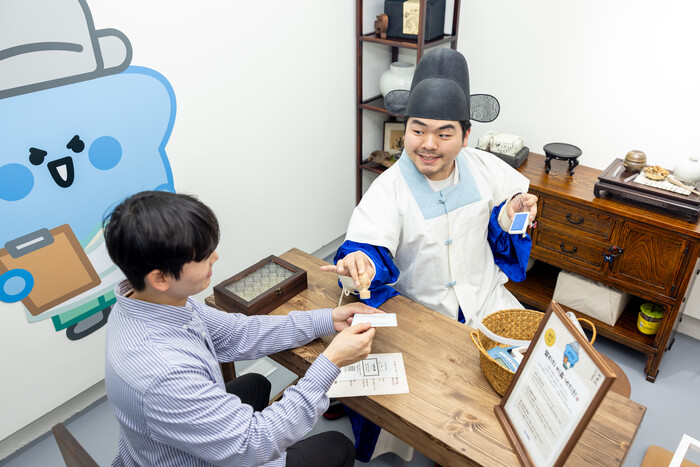 삼성생명은 6월 조선시대 건강원 콘셉트로 팝업스토어를 열고 보험과 의원·약방을 이용해보는 스토리와 체험 요소로 재밌다는 평을 받았다. 사진=삼성생명