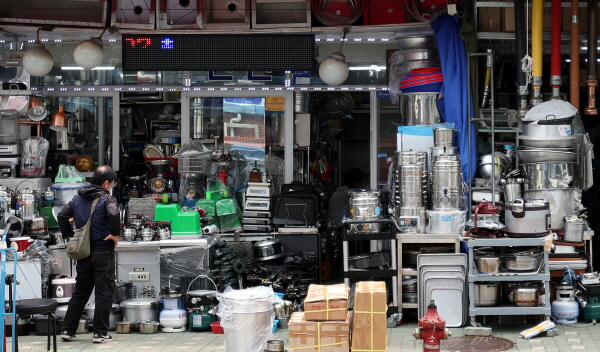 서울 중구 황학동 주방거리에서 중고 영업용 주방 집기류가 잔뜩 쌓여 있다. 뉴시스