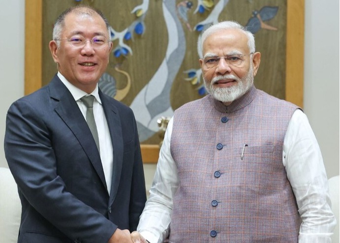 현대차 인도법인 상장을 위해 인도를 찾은 정의선 현대차그룹 회장이 지난 21일(현지 시각) 나렌드라 모디 인도 총리를 만나 기념촬영을 하고 있다. 사진=현대차 제공