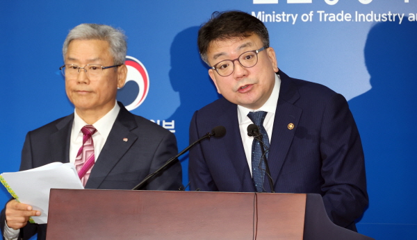 최남호 산업통상자원부 2차관과 김동철 한국전력 사장이 23일 세종시 정부세종청사에서 전기요금 조정방안을 발표하고 있다. 뉴시스