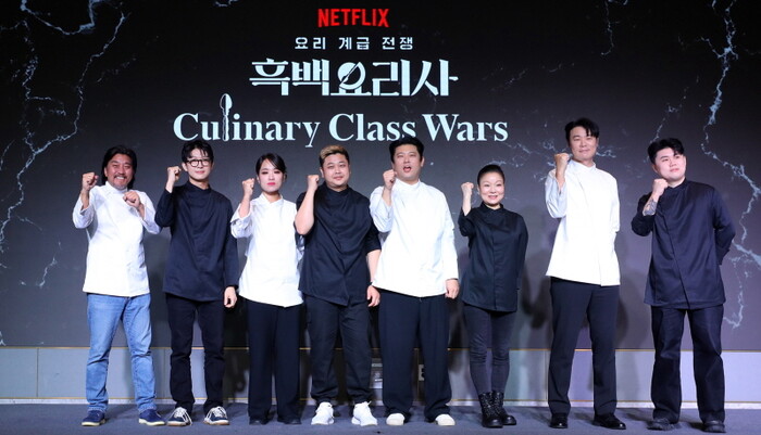 흑백요리사 Top8의 주인공들인 에드워드 리(왼쪽부터), 트리플 스타, 정지선, 요리하는 돌아이, 장호준, 이모카세 1호, 최현석, 나폴리 맛피아가 지난 7일 서울 마포구 호텔 나루에서 열린 '흑백요리사: 요리 계급 전쟁' 기자간담회에서 포즈를 취하고 있다. 사진=뉴시스.