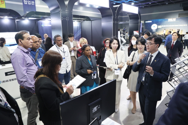 9월 26일 임기근 조달청장(오른쪽 첫번째)이 서울 양재동 aT센터에서 열린 ‘제4회 조달의 날’ 행사서 우즈베키스탄 등 14개국 조달담당자들과 행사장에 전시된 혁신제품을 살펴보고 있다.사진=조달청 제공